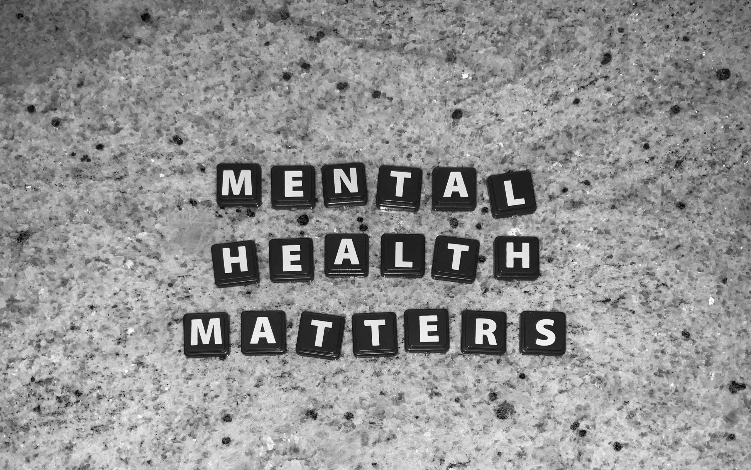 Buchstabensteine auf einer Granitplatte, die den Satz "Mental health matters" bilden