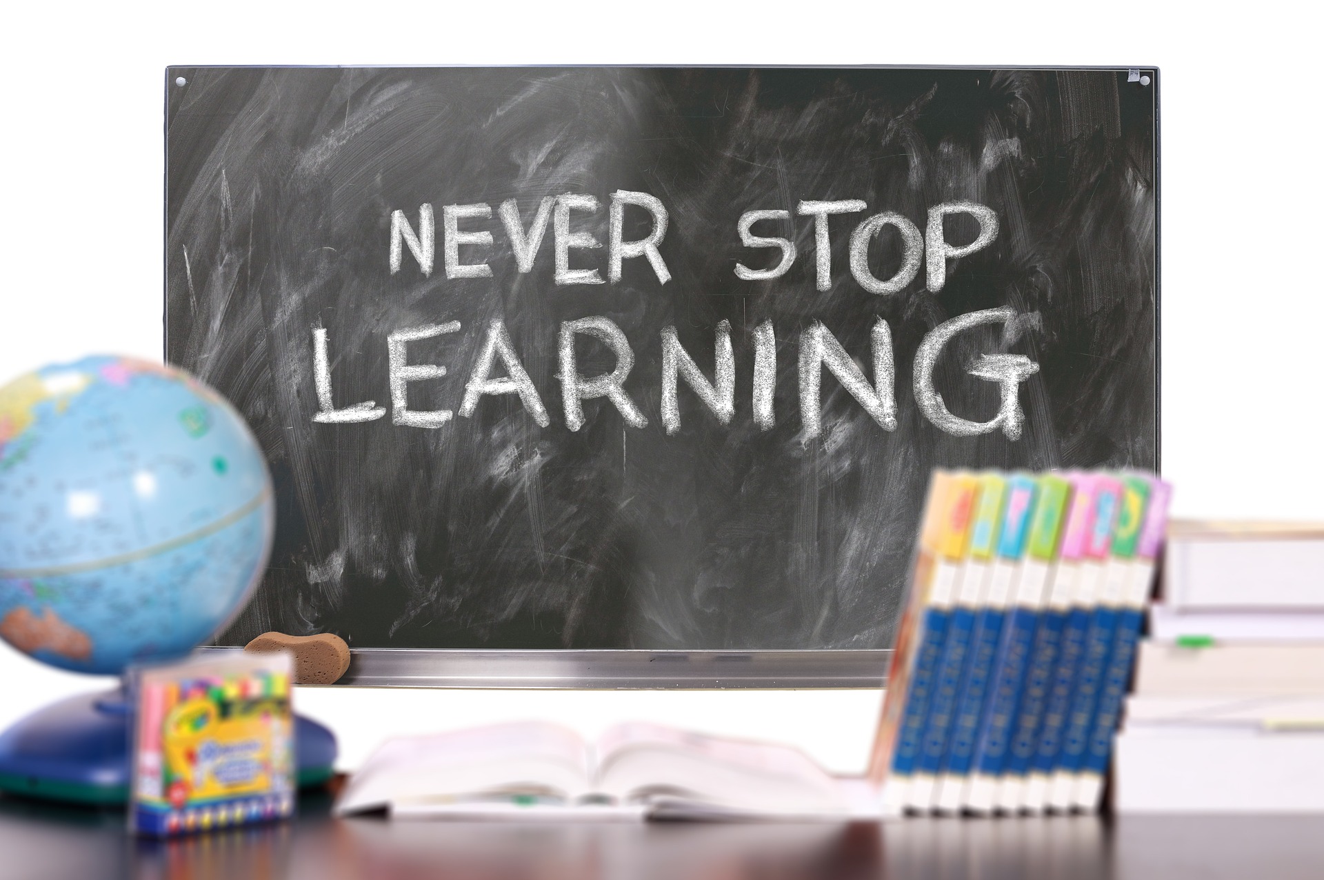 Eine Tafel auf der "Never stop learning" steht