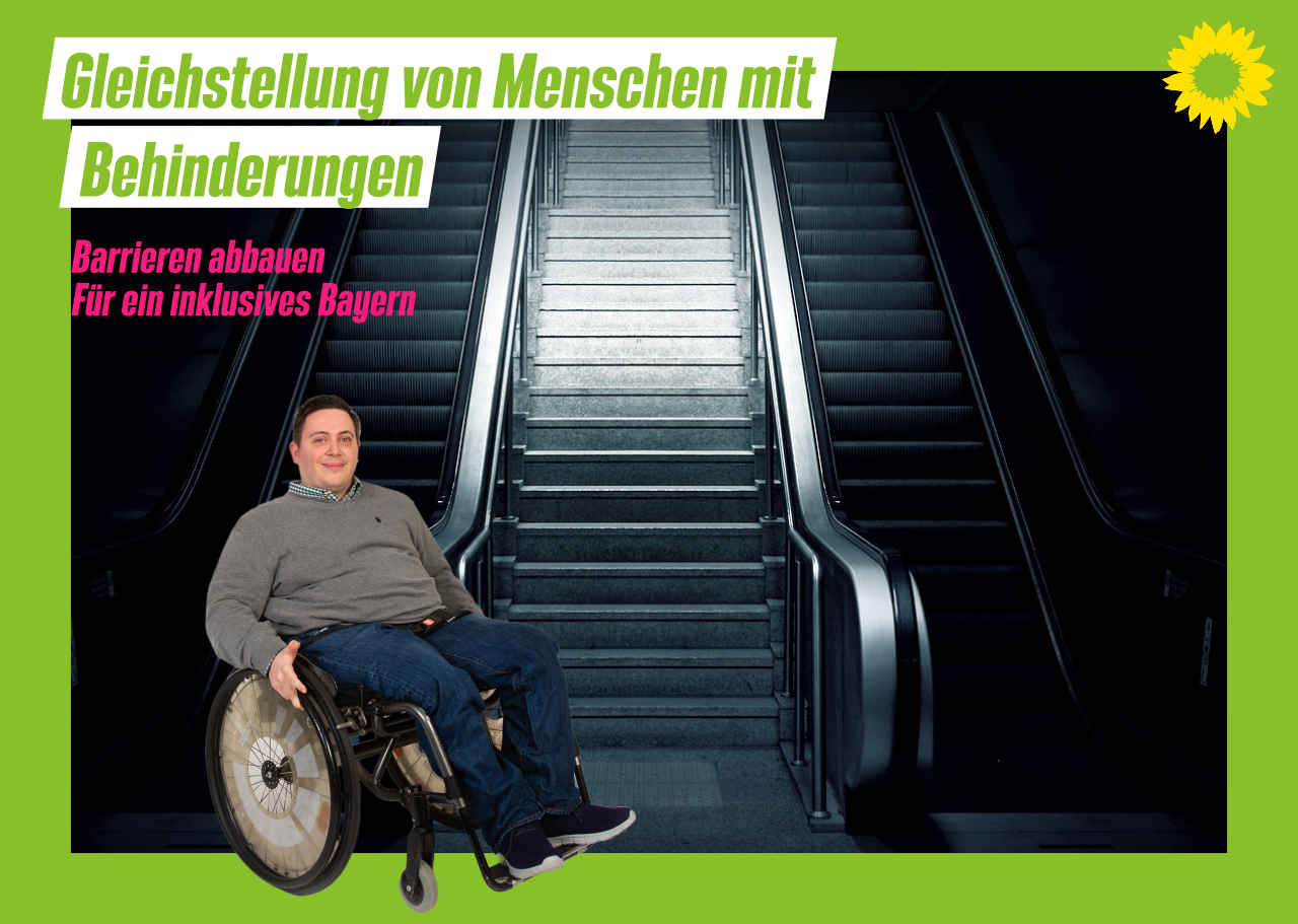 Bild von Michael Sasse im Rollstuhl vor zwei Rolltreppen mit einer normalen Treppe in der Mitte. Links oben im Bild ist der Text "Gleichstellung von Menschen mit Behinderungen. Barrieren abbauen für ein inklusives Bayern".