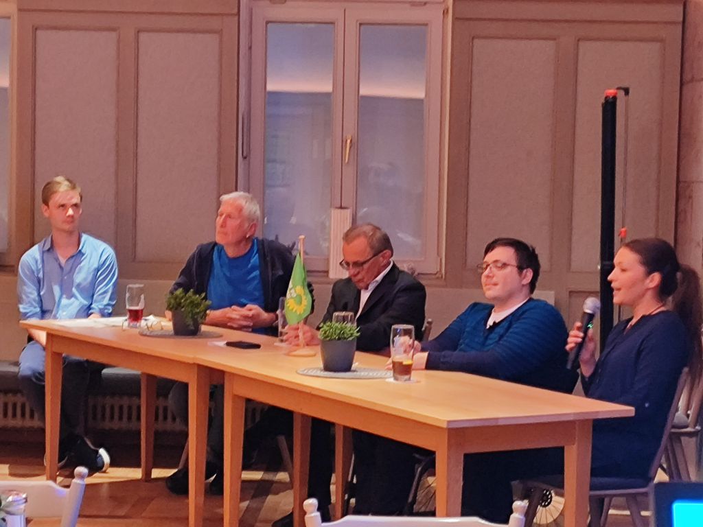 Bild der Veranstaltung "Schule der Zukunft". Fünf Personen sitzen am Tisch. Von links nach rechts: Jonas Turber, Jakob Brummer, Thomas Gehring, Michael Sasse, Eva Friedrich